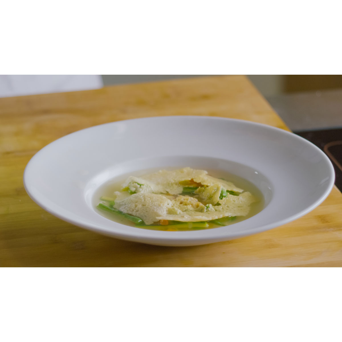 Minestrone di verdure con crosta croccante di Grana Padano