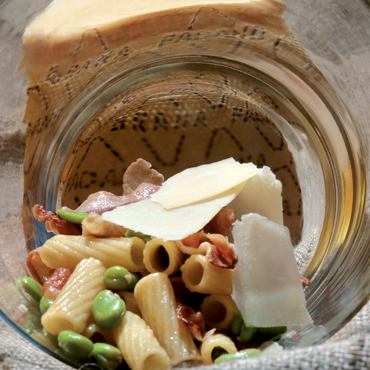 Maccheroncini alle fave, guanciale croccante e Grana Padano