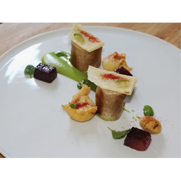 Maiale ripieno con Grana Padano e pancetta, rapa rossa arrosto, maionese di fave e pizza fritta