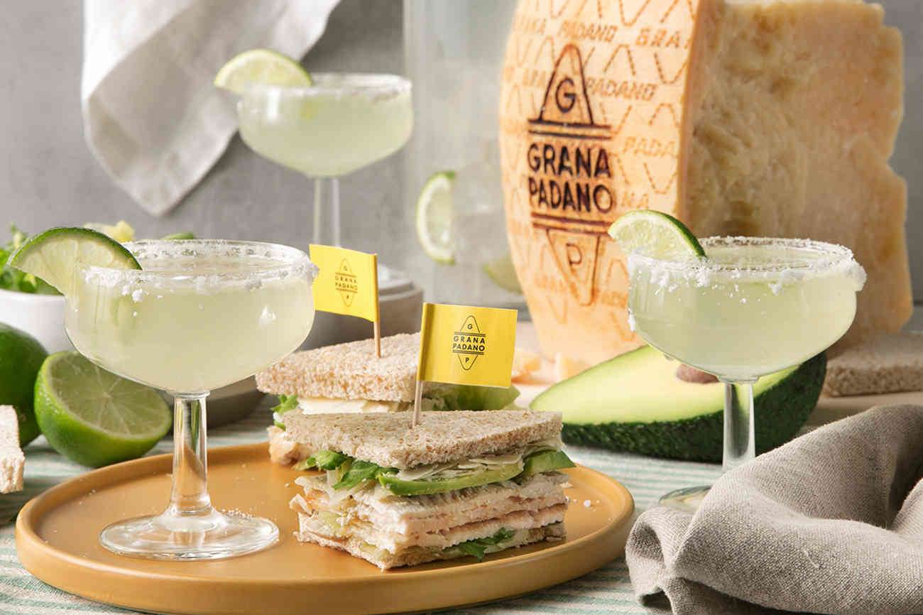 Margarita con tramezzino di avocado, pollo e Grana Padano