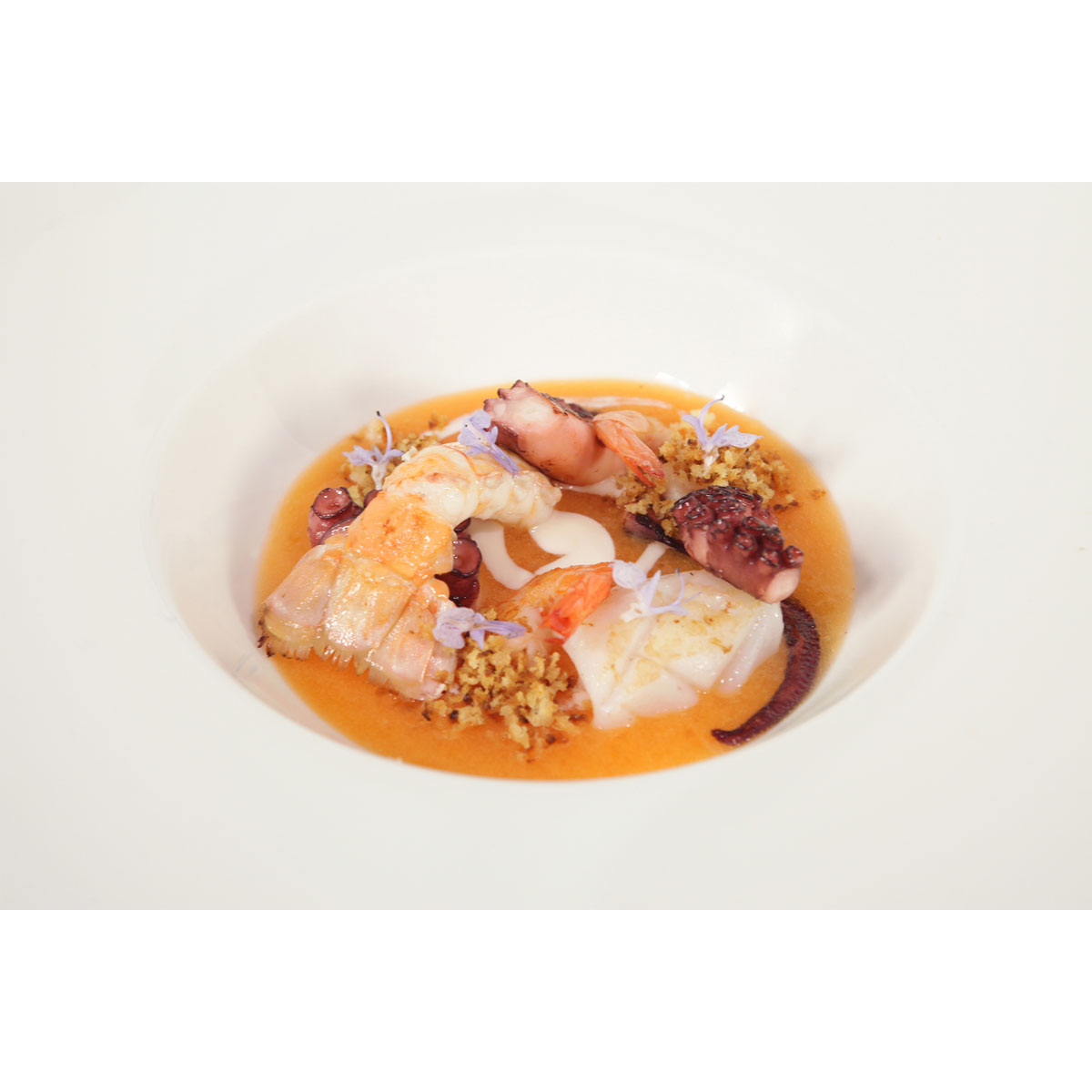 Melone liquido con crostacei e molluschi scottati, salsa al Grana Padano DOP e croccante al pane toscano