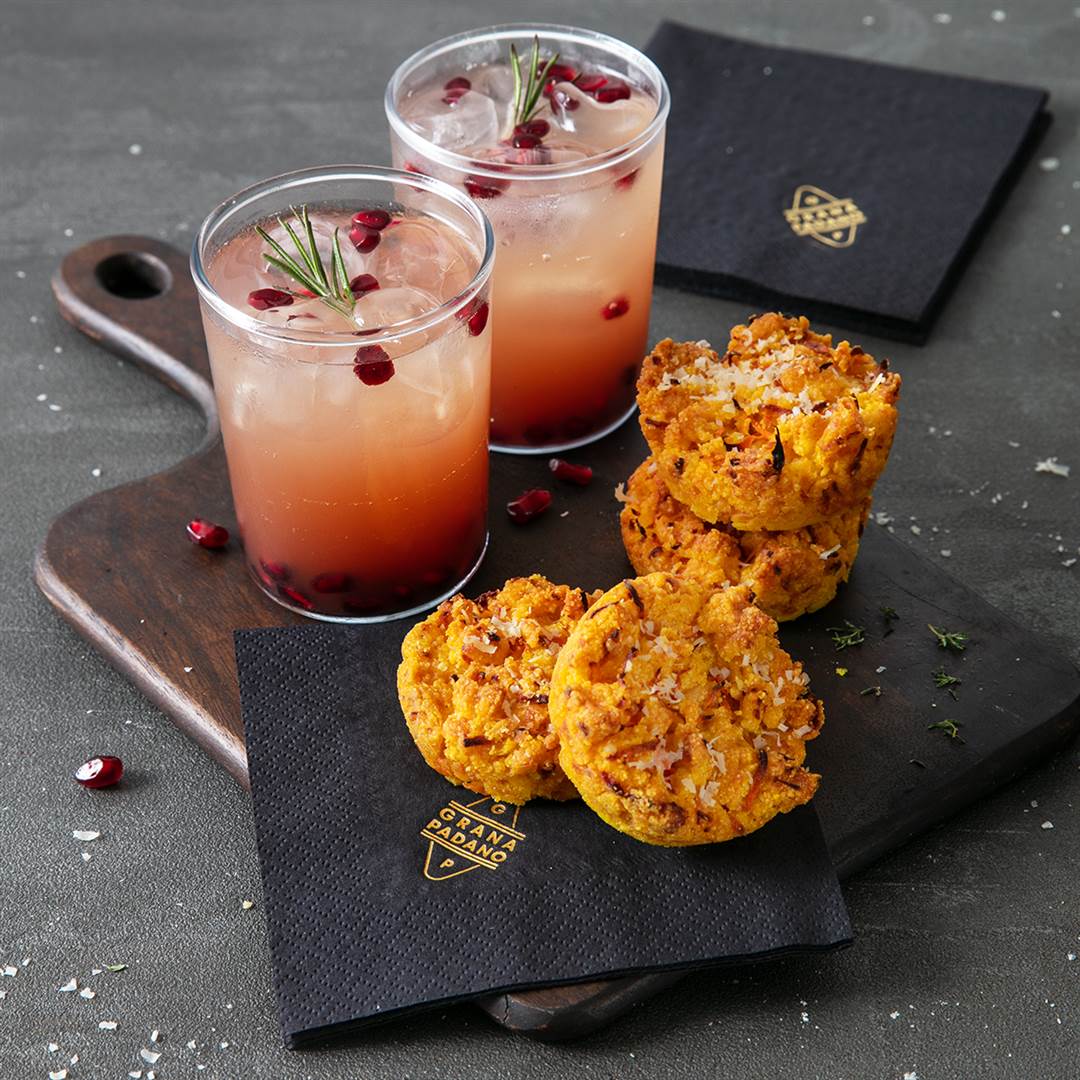 Cocktail analcolico al melograno e sambuco, mini sbrisolone con carote, Grana Padano Riserva e pinoli