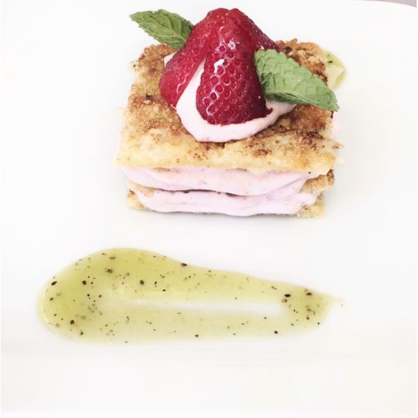 Mousse di fragole e sfoglia al Grana Padano