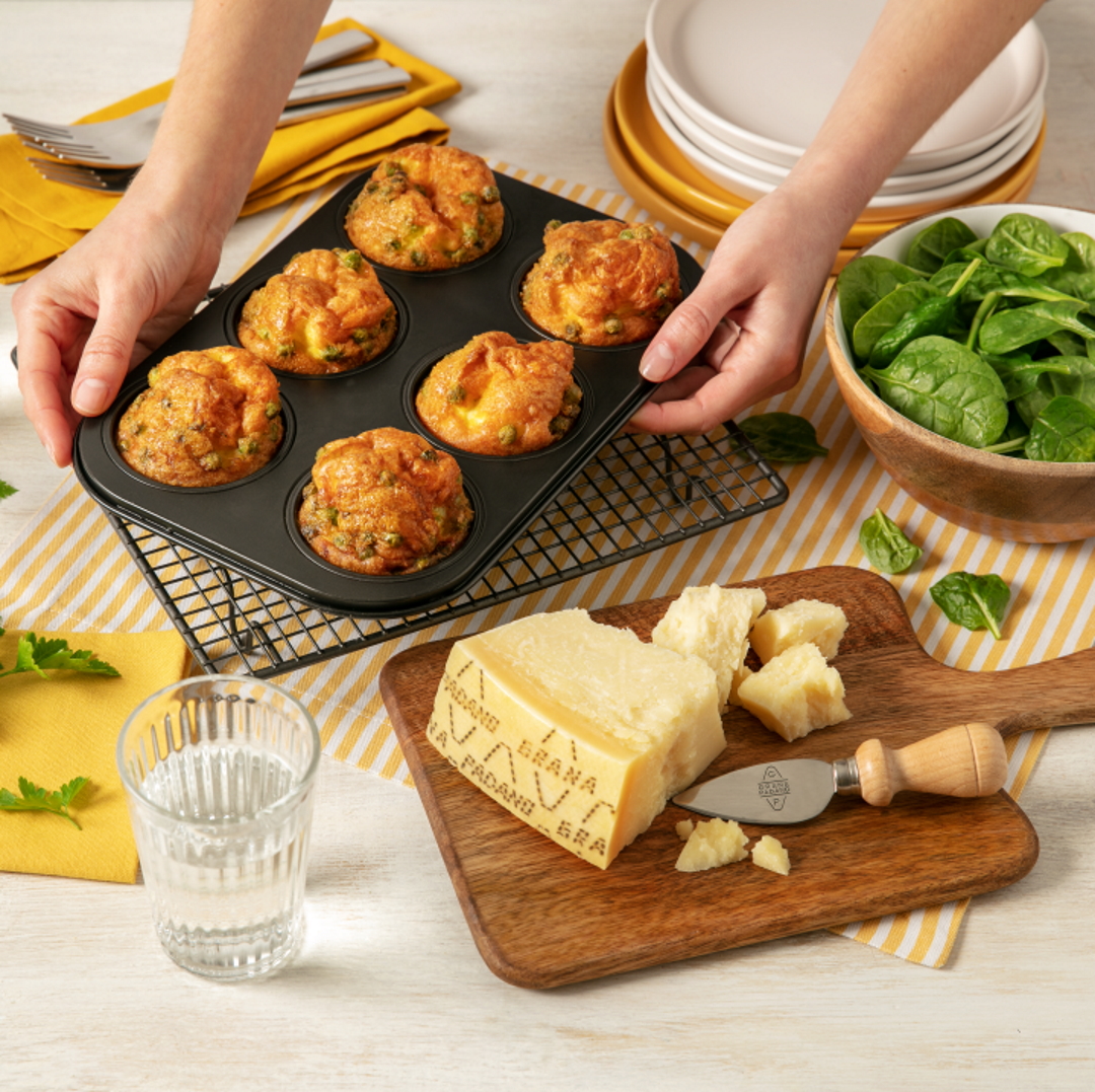 Muffins au Grana Padano, œufs et petits pois frais
