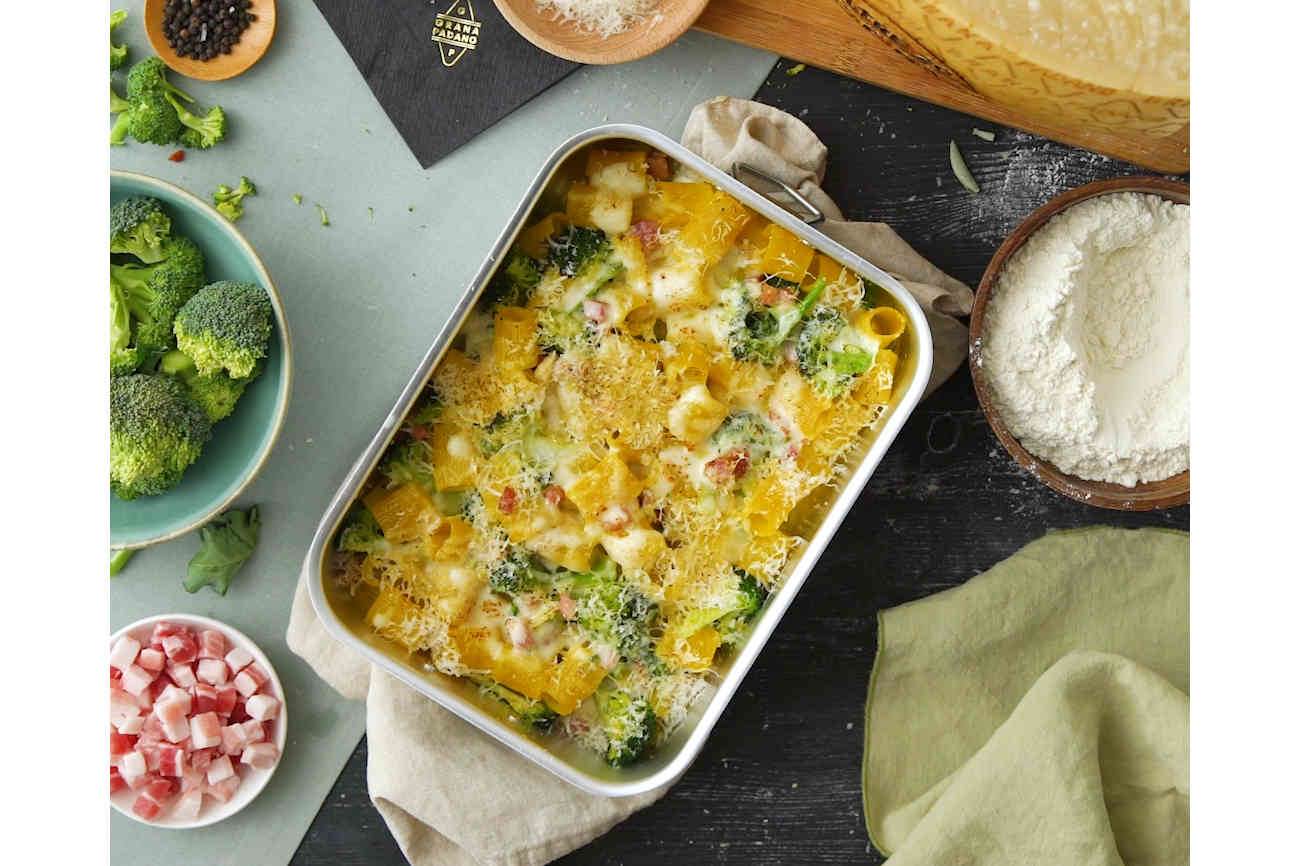 Pasta al forno con besciamella, broccoli, pancetta e Grana Padano Riserva
