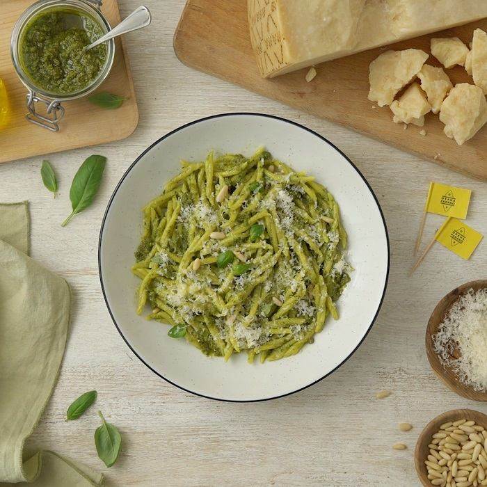 Basilikumpesto und Grana Padano Riserva