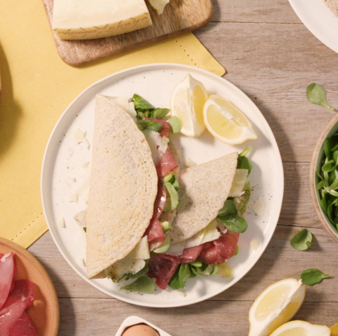 Piadina de trigo sarraceno con Grana Padano, bresaola, aguacate y lechuga de cordero