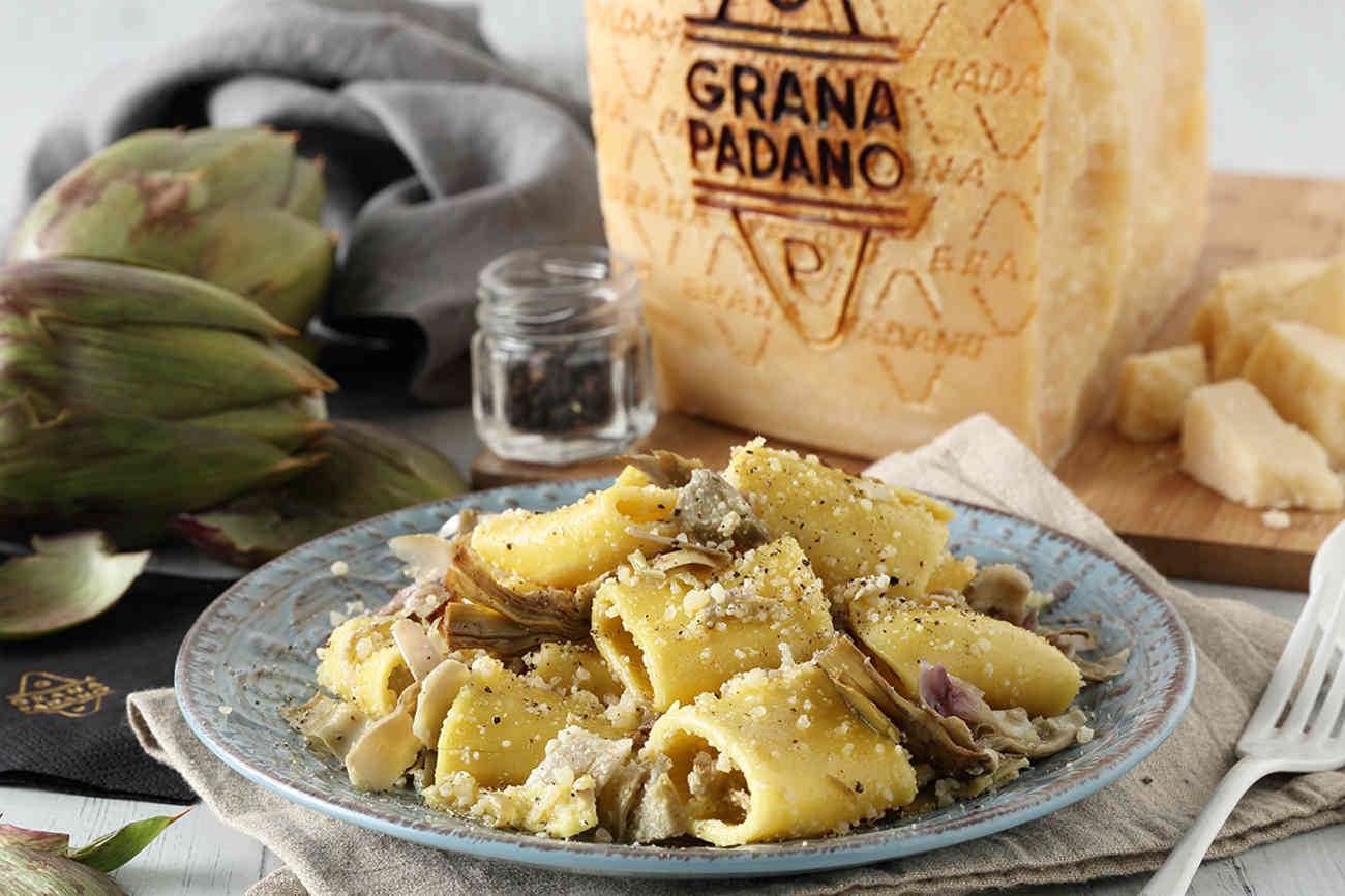 Paccheri mit Grana Padano, Pfeffer und Artischocken 