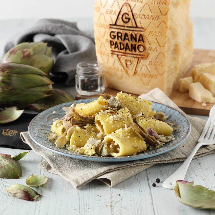 Pasta paccheri con Grana Padano, pimienta y alcachofas