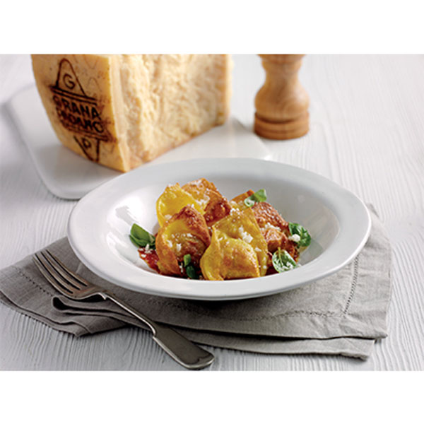 Jamón frito y Grana Padano tortelli con salsa ligera de tomate
