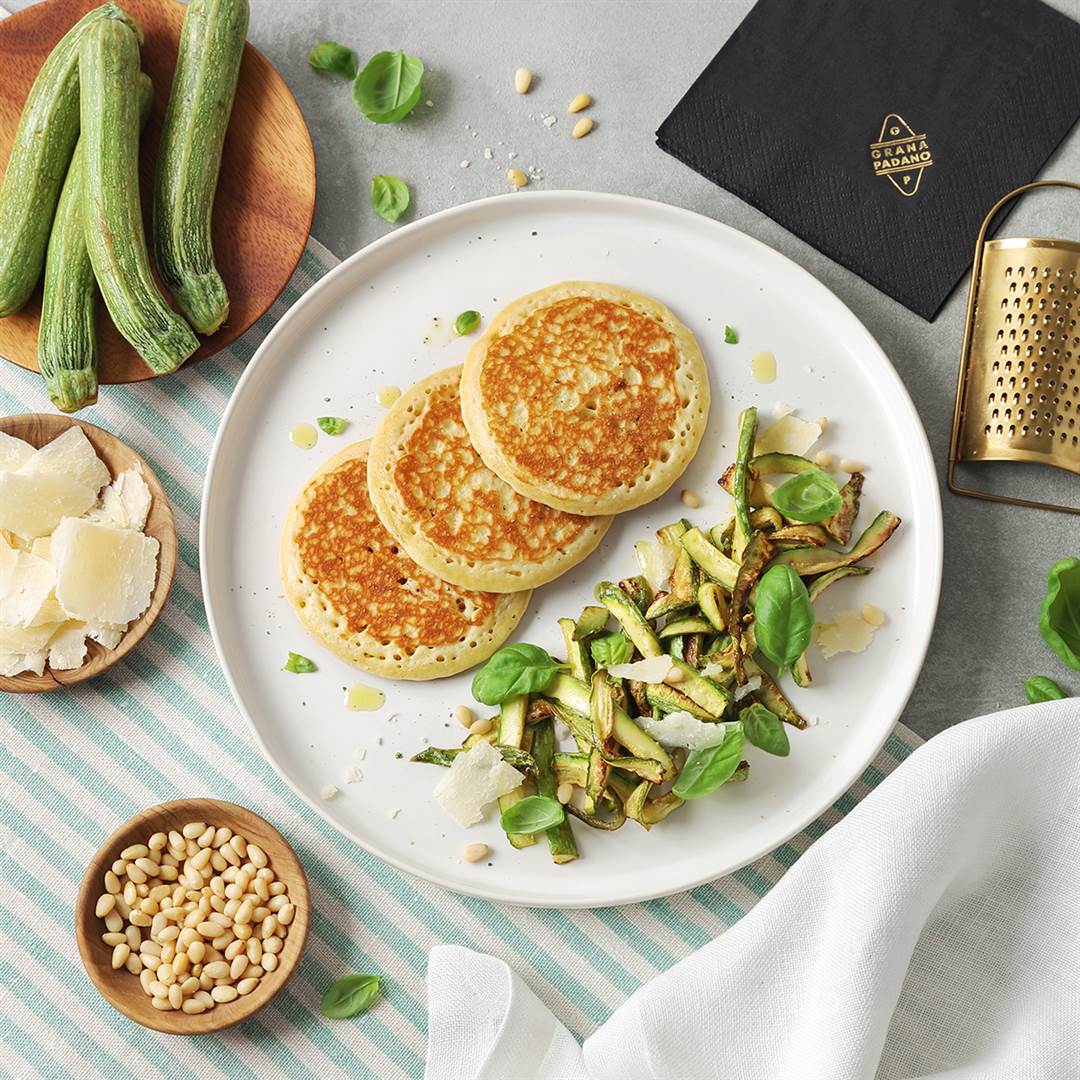 Pancake salati con zucchine, pinoli, basilico e Grana Padano Riserva