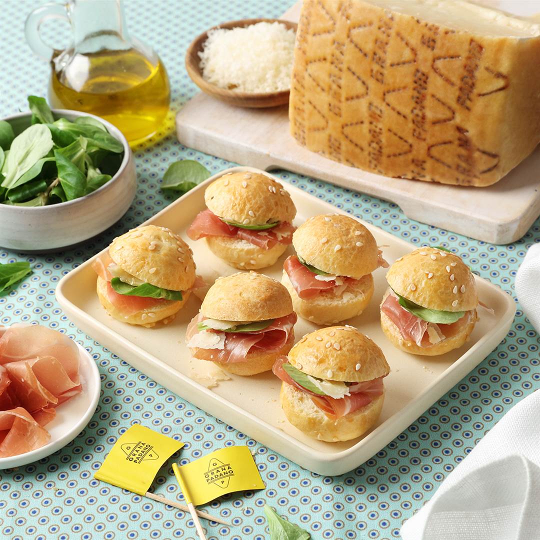 Mini Burger au lait, au jambon cru, salade et Grana Padano Riserva