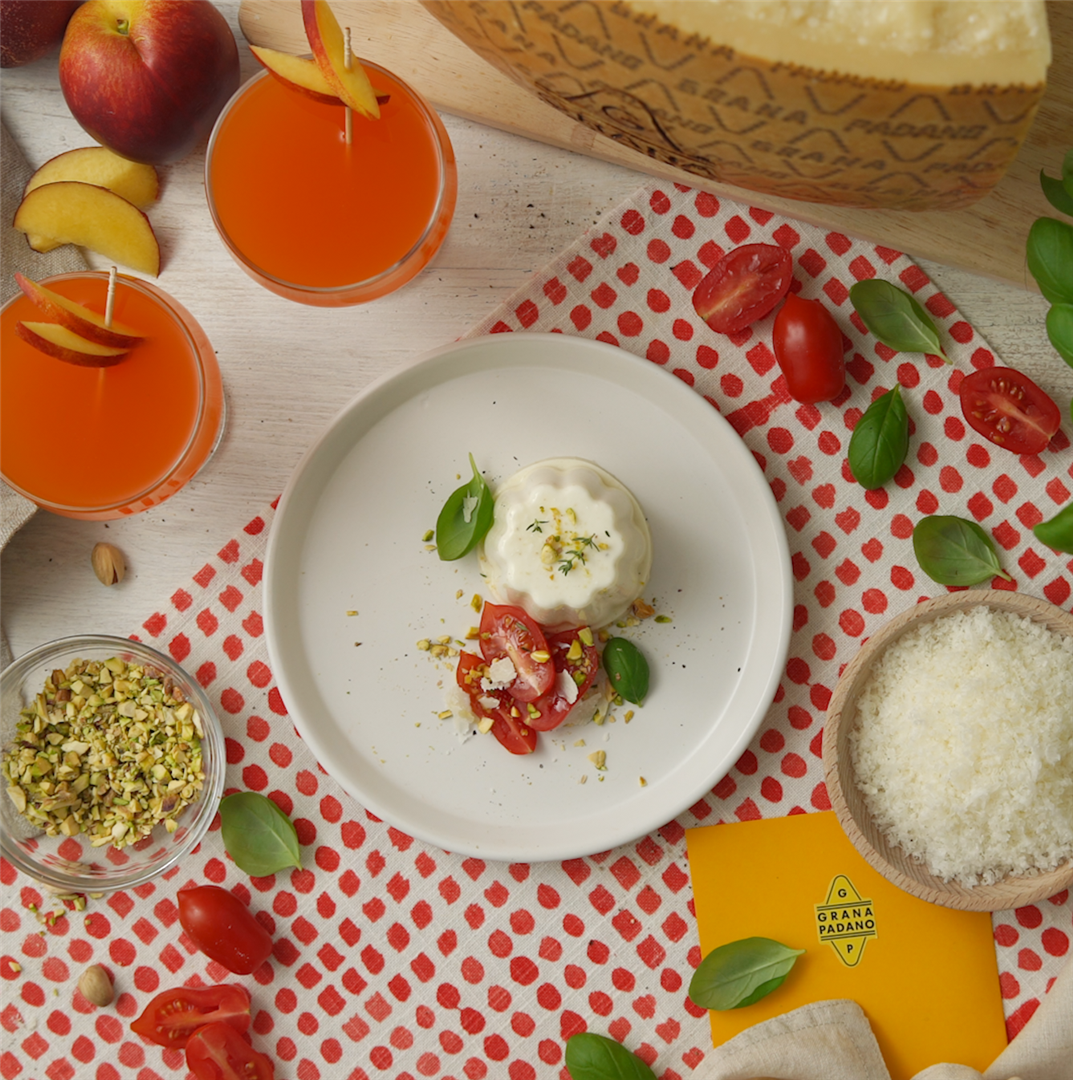 Herzhafte Mini-Panna-cotta mit Grana Padano, frischen Kirschtomaten, Pistazienstückchen und Basilikum + Cocktail Bellini 