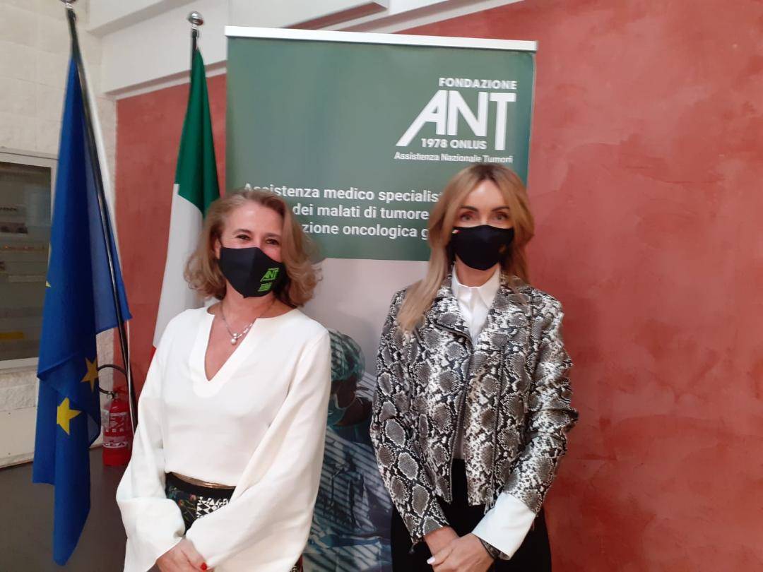 Mirella Parmeggiani, responsabile Relazioni esterne del Consorzio &lt;br&gt;con la presidente della Fondazione ANT Raffaella Pannuti.