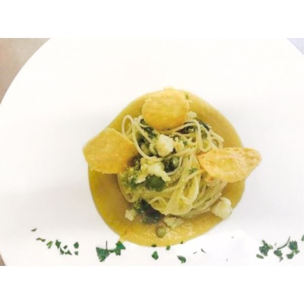 Spaghetti con gamberetti e cialde di Grana Padano su letto di ceci