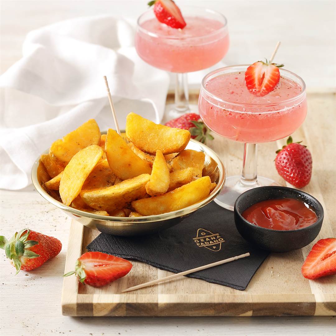 Daiquiri de fresas y patatas gajo gratinadas al horno con Grana Padano