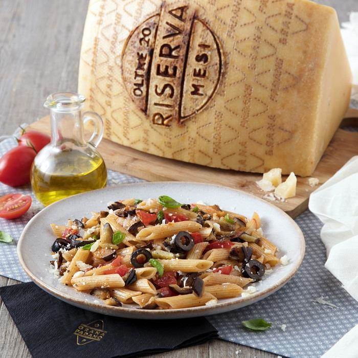 Penne con melanzane, olive nere, pomodoro fresco, basilico e Grana Padano Riserva