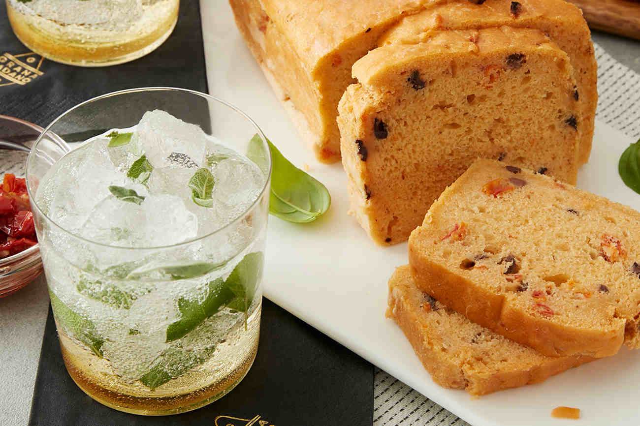 Agua de limón con salvia y pastel salado con Grana Padano Riserva