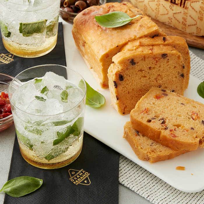 Alkoholfreier „Pestato“ mit Salbei und herzhafter Kuchen mit Grana Padano Riserva