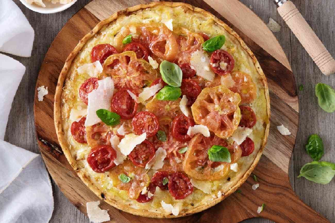 Pizza mit Tomaten-Mix, Basilikum und Grana Padano