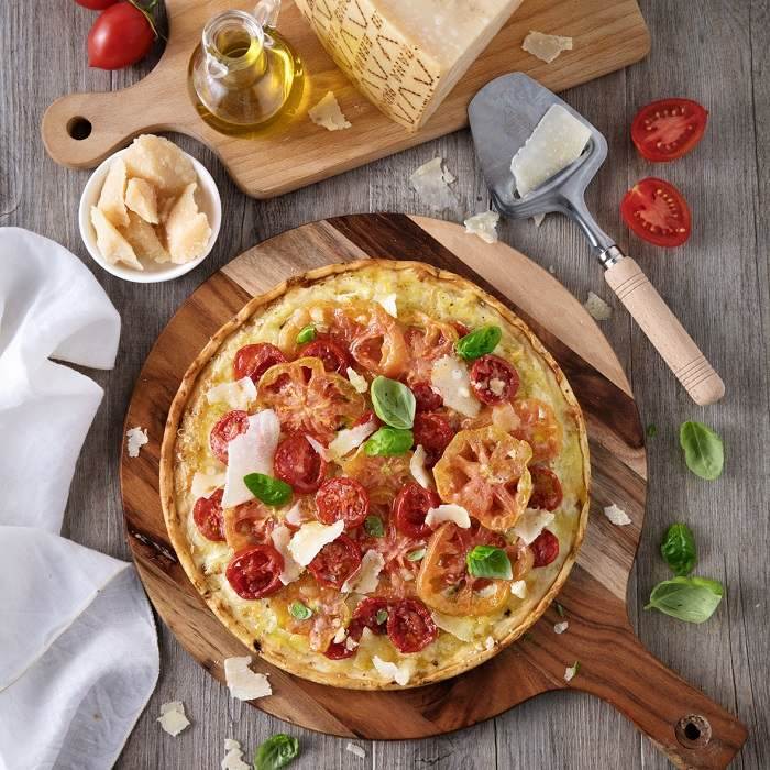 Pizza mit Tomaten-Mix, Basilikum und Grana Padano