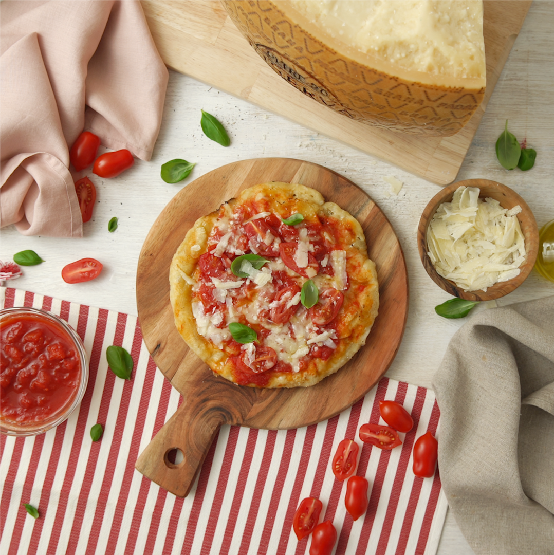 Pizza in der Pfanne mit Tomaten, Basilikum und Grana Padano Riserva 
