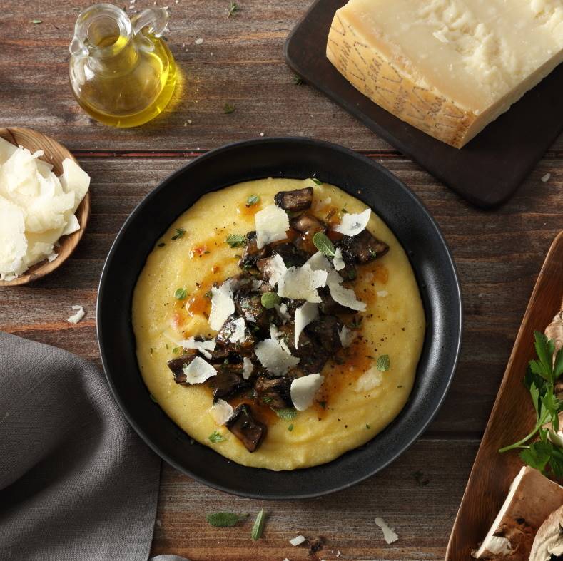 Polenta blanda con guiso de setas y escamas de Grana Padano