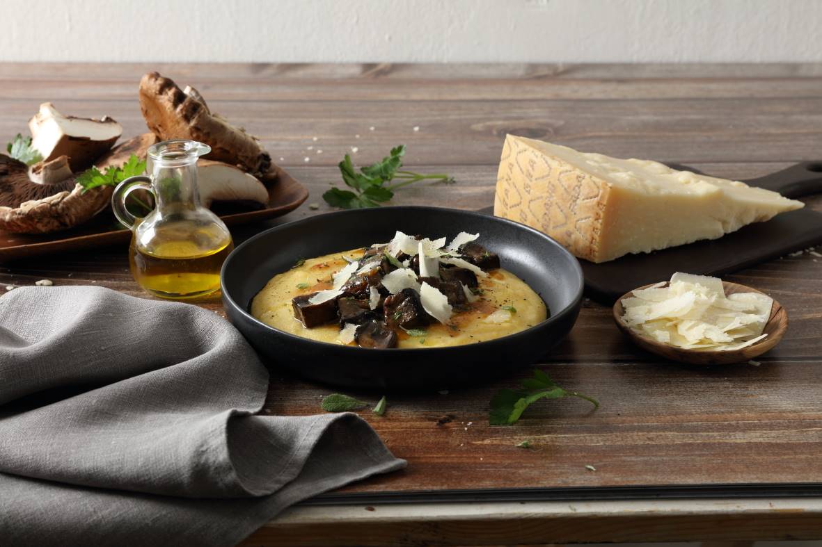 Polenta blanda con guiso de setas y escamas de Grana Padano