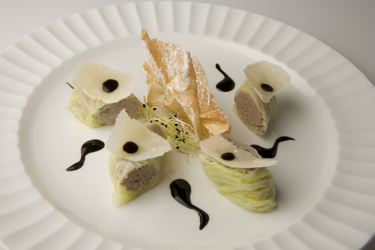 Pork meat with Franciacorta wine in Chinese cabbage rolls
