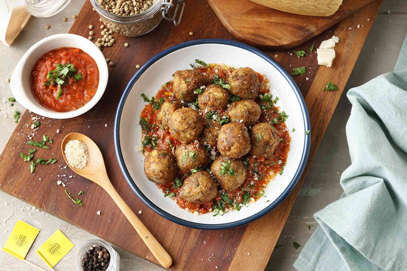 Albóndigas de lentejas con salsa de tomate, romero y Grana Padano Riserva 