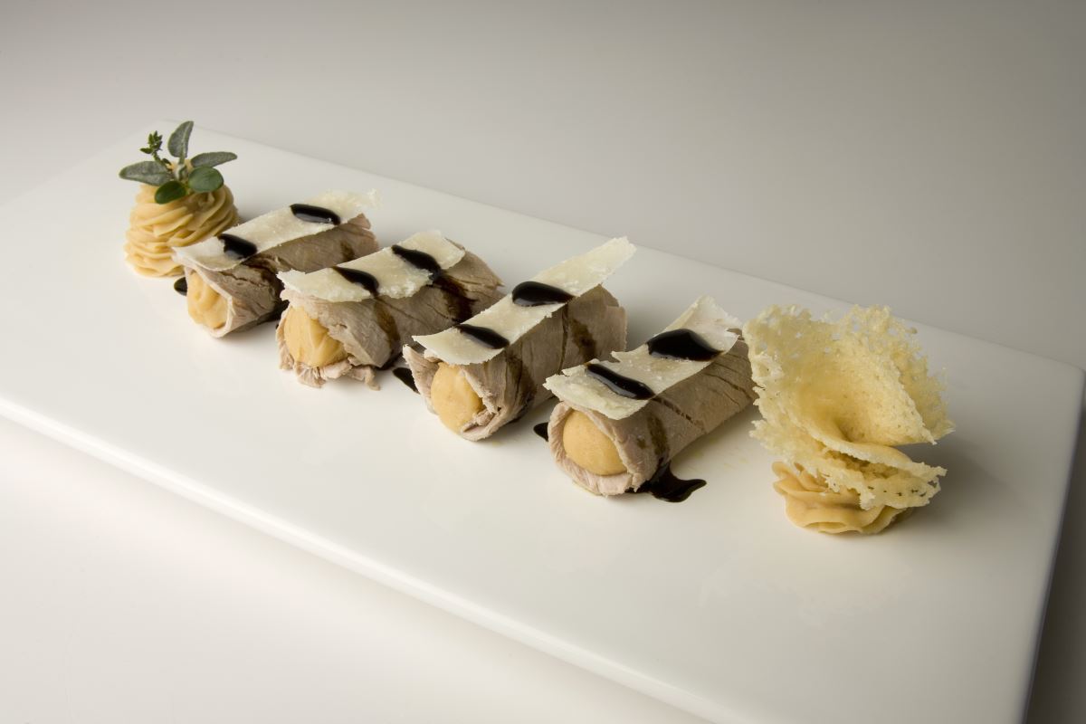 Pork loin rolls with potato purée and Grana Padano 