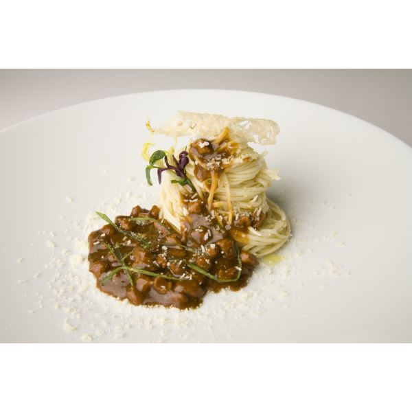 Carne di maiale fritta con noodles e Grana Padano 