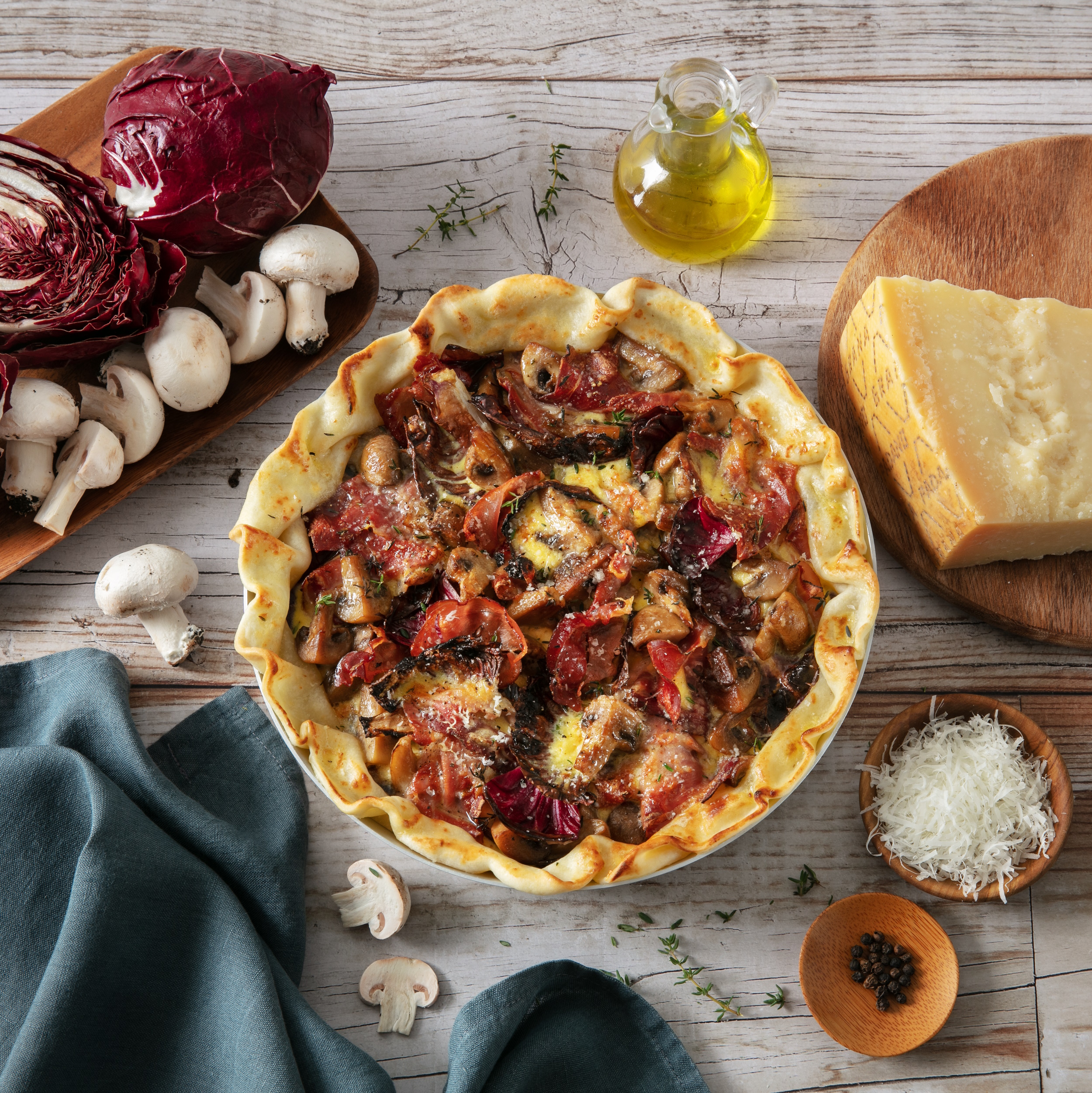 MÜRBETEIGQUICHE GEFÜLLT MIT PILZEN, RADICCHIO, SPECK UND GRANA PADANO