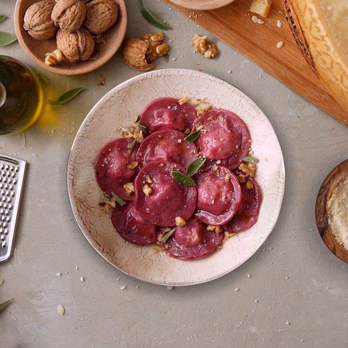 Ravioli di barbabietola ripieni di ricotta, erbe aromatiche e Grana Padano Riserva