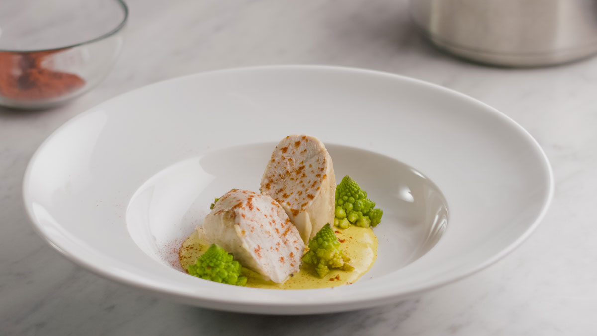 Chicken roll with romanesco broccoli, curry sauce and Grana Padano