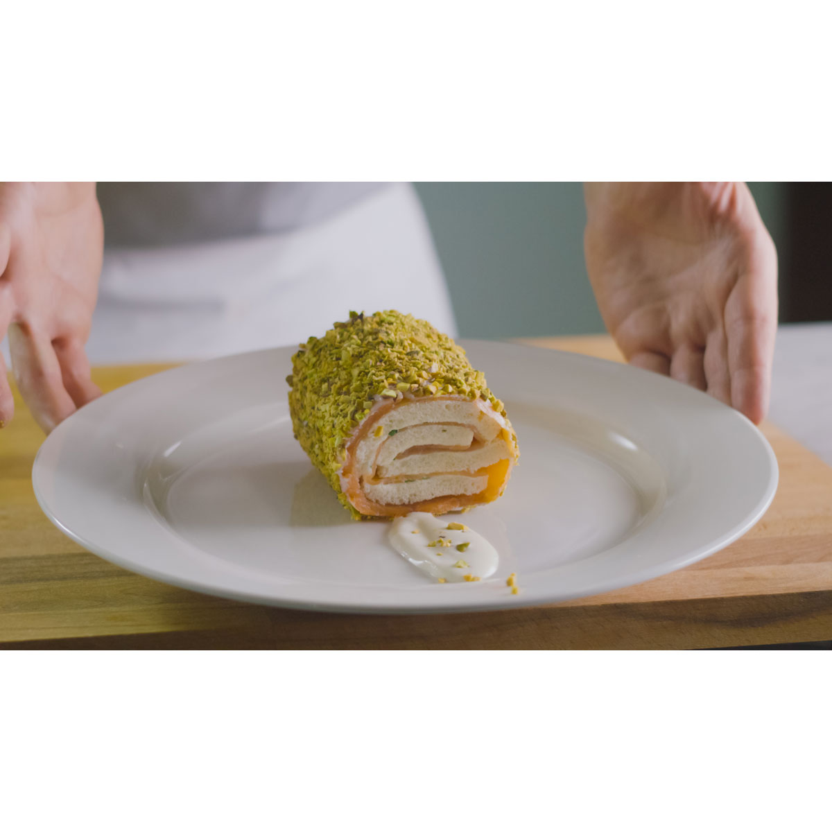 GERÄUCHERTE LACHSROLLE MIT GRANA PADANO, SCHNITTLAUCH UND PISTAZIEN