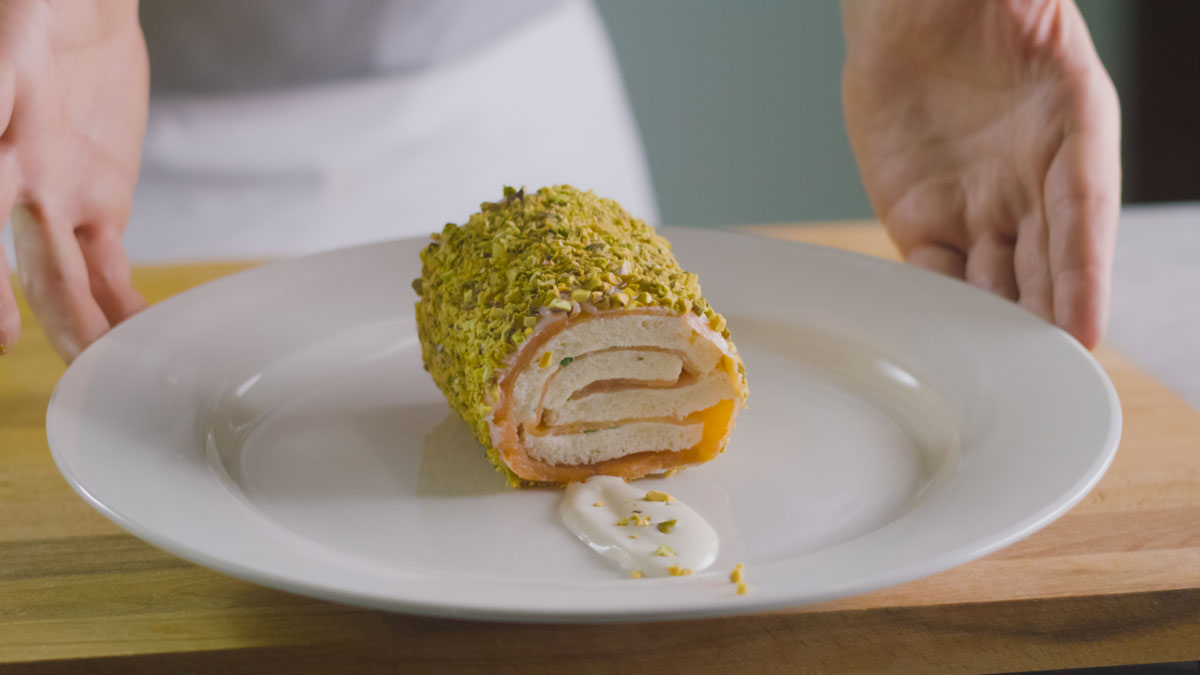 GERÄUCHERTE LACHSROLLE MIT GRANA PADANO, SCHNITTLAUCH UND PISTAZIEN