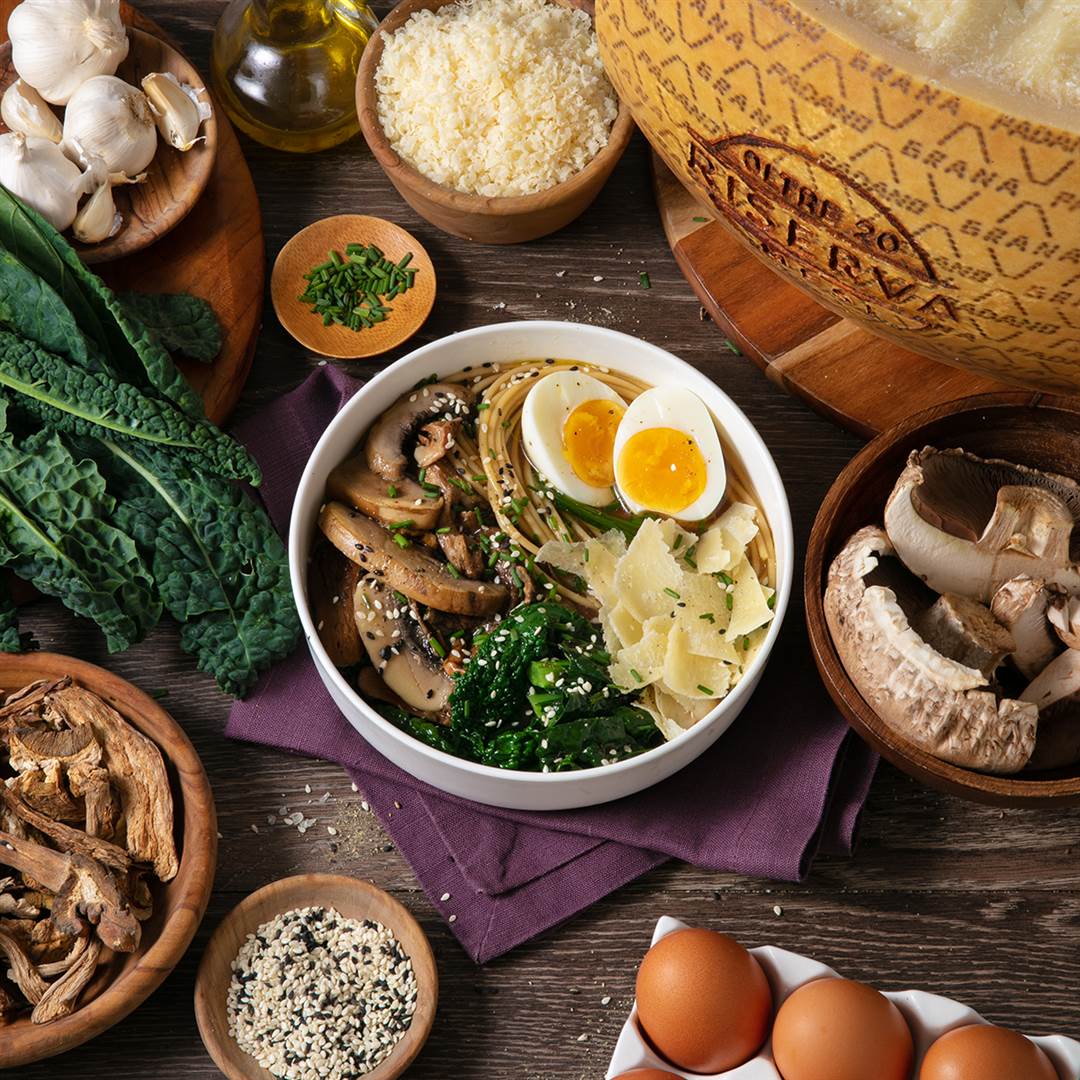  Mediterrane winterliche Ramen-Suppe mit Spaghetti, Pilzbrühe, weichem Ei, Grana Padano Riserva und Grünkohl
