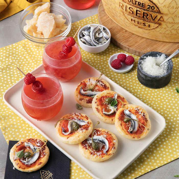 Raspberry Lemonade con pizzette pomodoro, alici, capperi e Grana Padano Riserva 