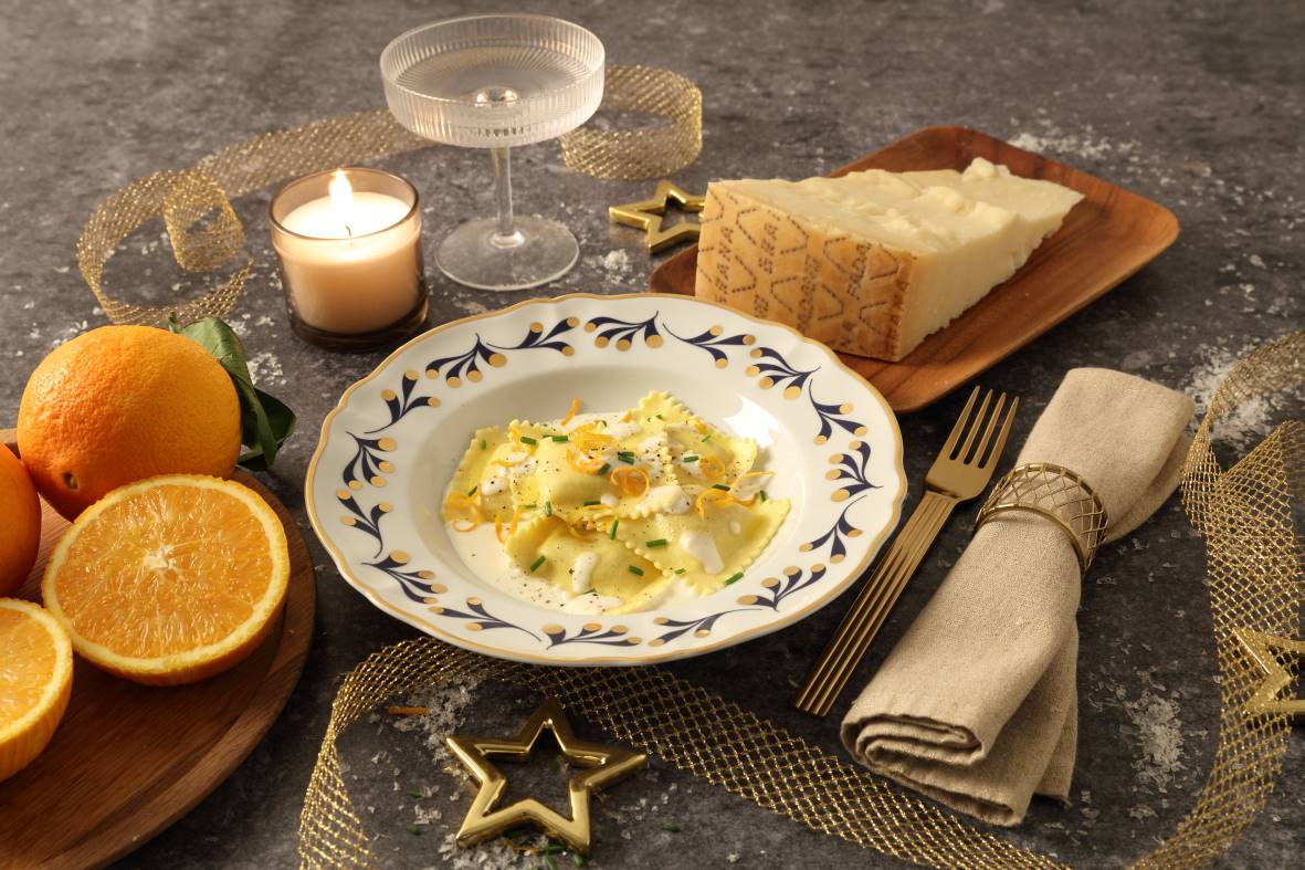 Ravioles con relleno de cigalas con fondue de Grana Padano, cebolla de verdeo y cáscara de naranja