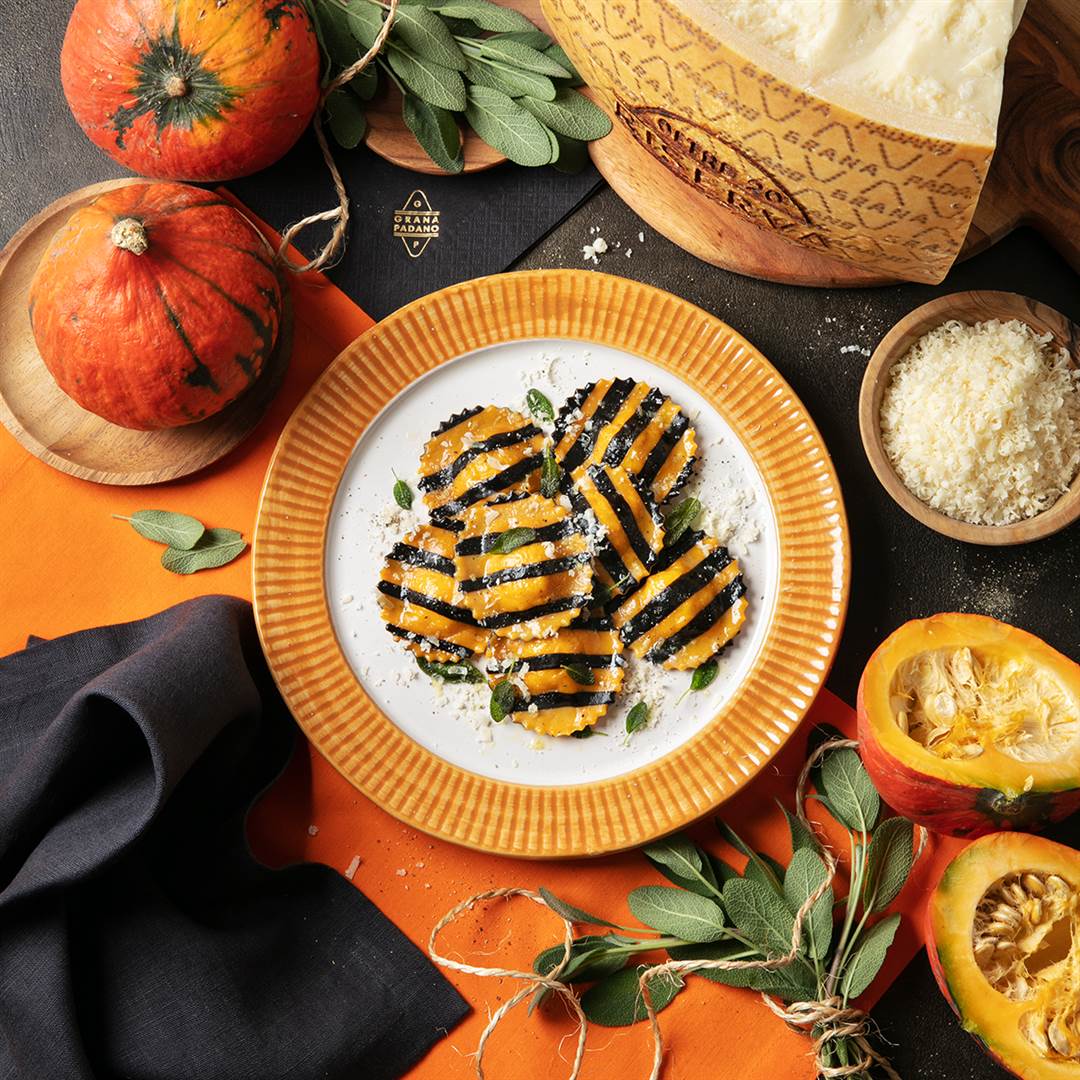 Gelb-schwarz gestreifte Ravioli (Tintenfischtinte und Safran) gefüllt mit Grana Padano Riserva 