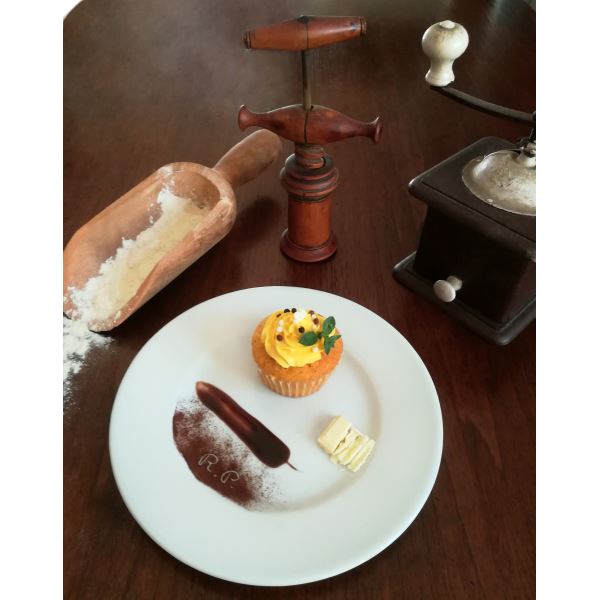 Cupcakes con Grana Padano, zanahorias y almendras con mousse de chocolate blanco