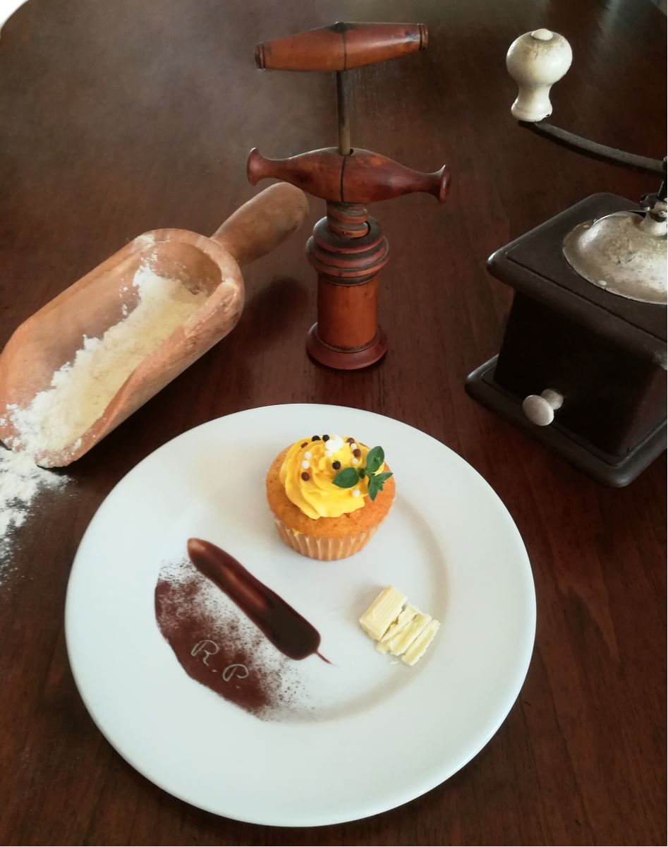 Cupcakes carottes et amandes au Grana Padano, mousse au chocolat blanc