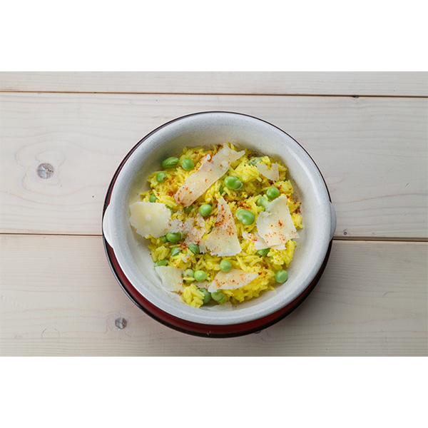 Riso basmati con piselli, fave, paprika e Grana Padano