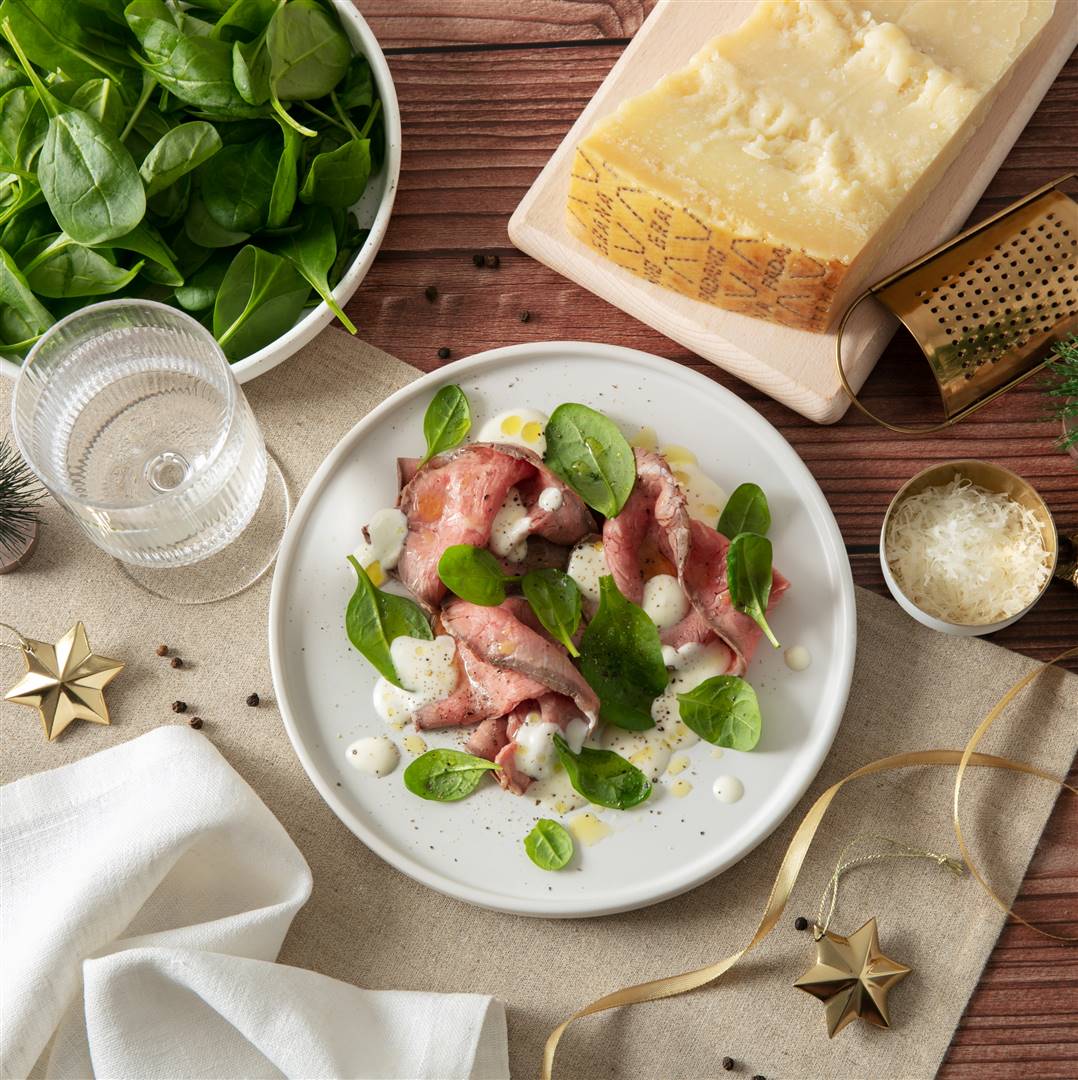 Roast beef con fondue de Grana Padano y espinacas frescas