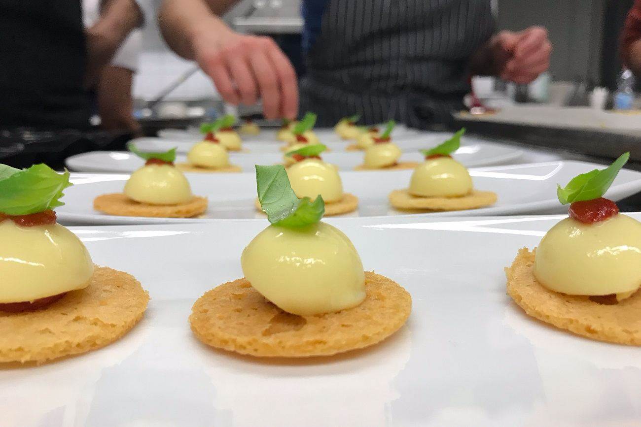 SABLÉ AU GRANA PADANO, CRÈME DE CITRON ET CONFITURE DE TOMATES À LA VANILLE