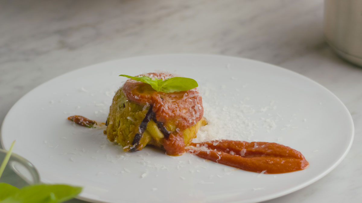 Sformatino di melanzane con pomodoro, basilico e Grana Padano