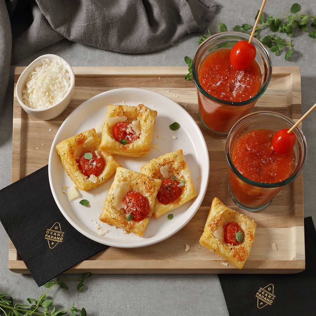 Cóctel de tomate sin alcohol, aperitivos de hojaldre con tomatitos y orégano y Grana Padano Riserva