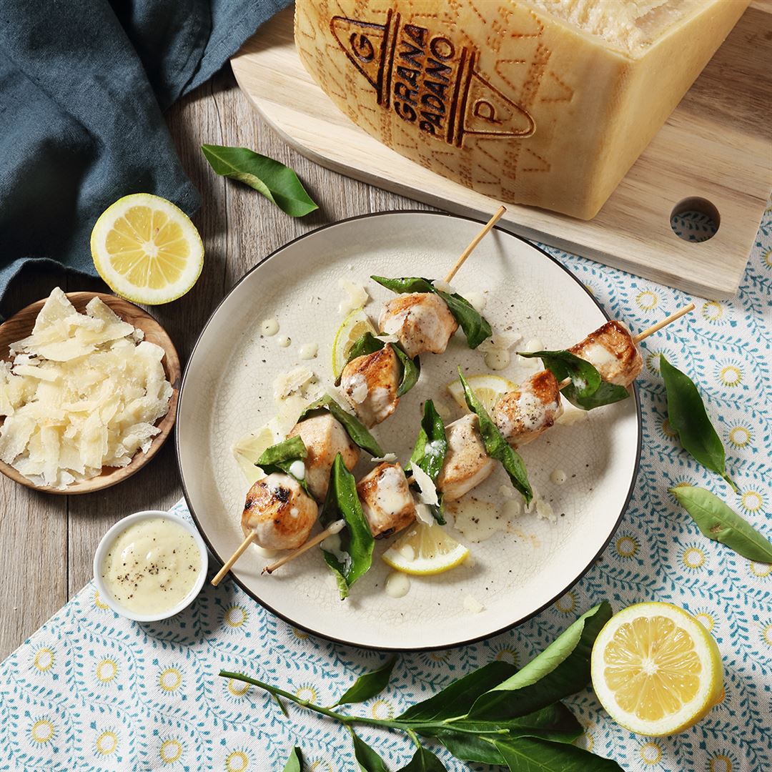 Brochettes de poulet grillé, feuilles de citron et crème de Grana Padano