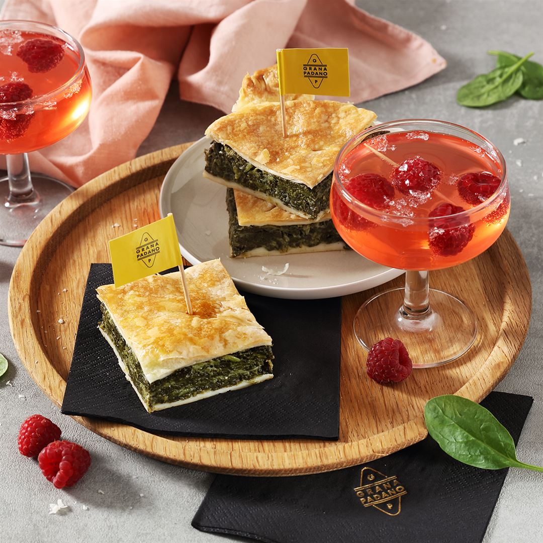 Rosé-Sekt mit eisgekühlten Himbeeren und „Erbazzone“ (Mangold Quiche) mit Grana Padano 